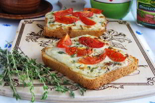 Тосты с сырным соусом и помидорами черри