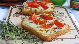 Тосты с сырным соусом и помидорами черри