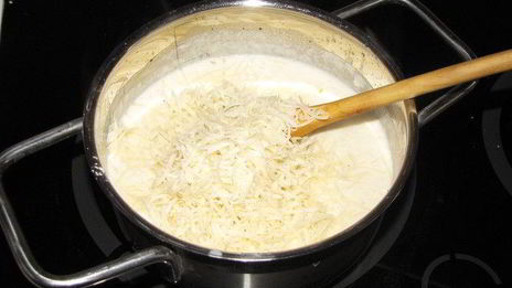 тосты с сырным соусом и помидорами черри