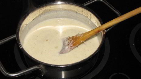 тосты с сырным соусом и помидорами черри