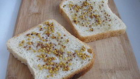 тосты с сырным соусом и помидорами черри