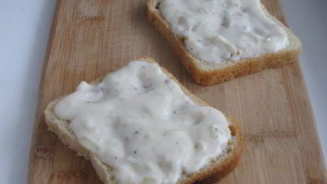 тосты с сырным соусом и помидорами черри