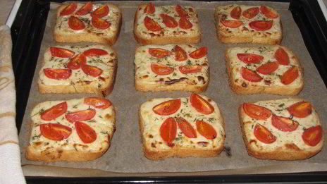 тосты с сырным соусом и помидорами черри