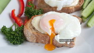 Тосты с яйцом-пашот и моцареллой