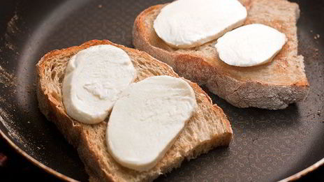 тосты с яйцом-пашот и моцареллой