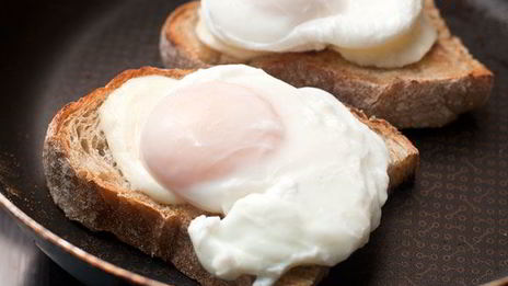 тосты с яйцом-пашот и моцареллой