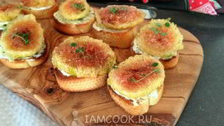 Тосты со сливочным сыром и свежим инжиром