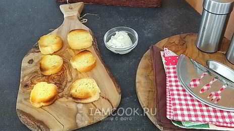 тосты со сливочным сыром и свежим инжиром