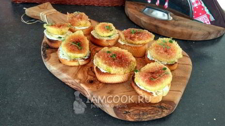 тосты со сливочным сыром и свежим инжиром