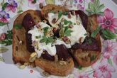 Тосты со свеклой, фисташками и йогуртовой заправкой