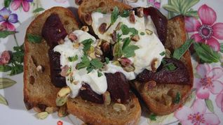 Тосты со свеклой, фисташками и йогуртовой заправкой