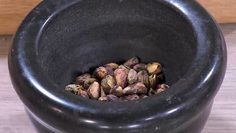 тосты со свеклой, фисташками и йогуртовой заправкой