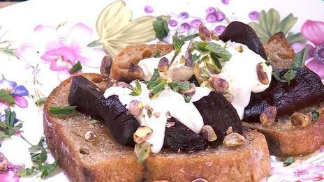 тосты со свеклой, фисташками и йогуртовой заправкой
