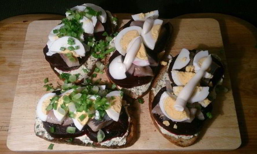 Рецепт закусочные тосты с сельдью и печеной свеклой