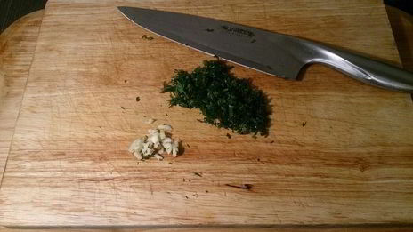 закусочные тосты с сельдью и печеной свеклой