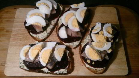 закусочные тосты с сельдью и печеной свеклой