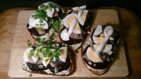 закусочные тосты с сельдью и печеной свеклой