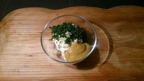 закусочные тосты с сельдью и печеной свеклой