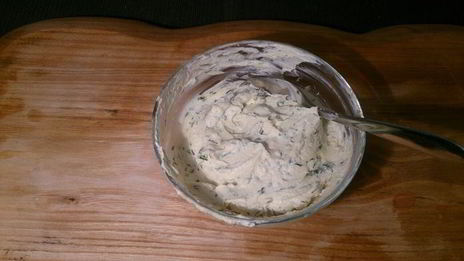 закусочные тосты с сельдью и печеной свеклой