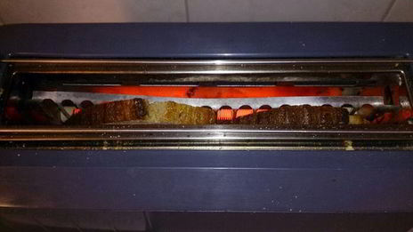 закусочные тосты с сельдью и печеной свеклой