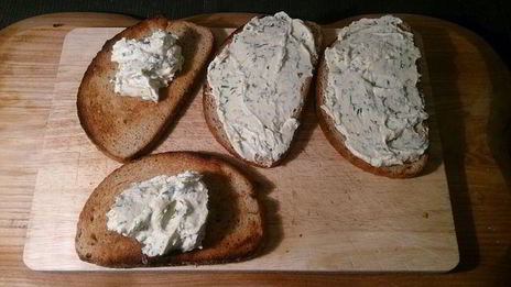 закусочные тосты с сельдью и печеной свеклой