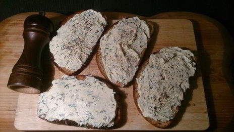 закусочные тосты с сельдью и печеной свеклой