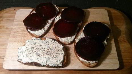 закусочные тосты с сельдью и печеной свеклой