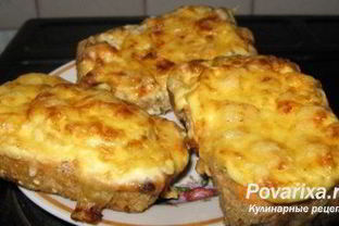 Запеченный тост с фаршем, помидорами, сыром