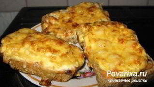 Запеченный тост с фаршем, помидорами, сыром