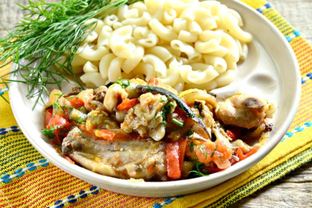 Цесарка с баклажанами и помидорами