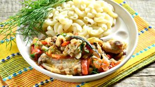 Цесарка с баклажанами и помидорами