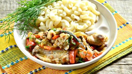 цесарка с баклажанами и помидорами