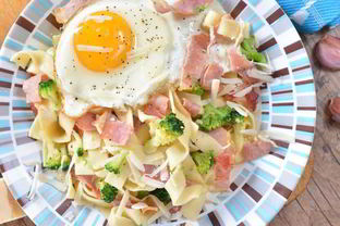 Глазунья с овощами и тальятелле