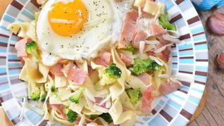 Глазунья с овощами и тальятелле