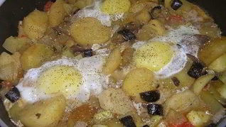 Картофель с шампиньонами и яичницей-глазуньей