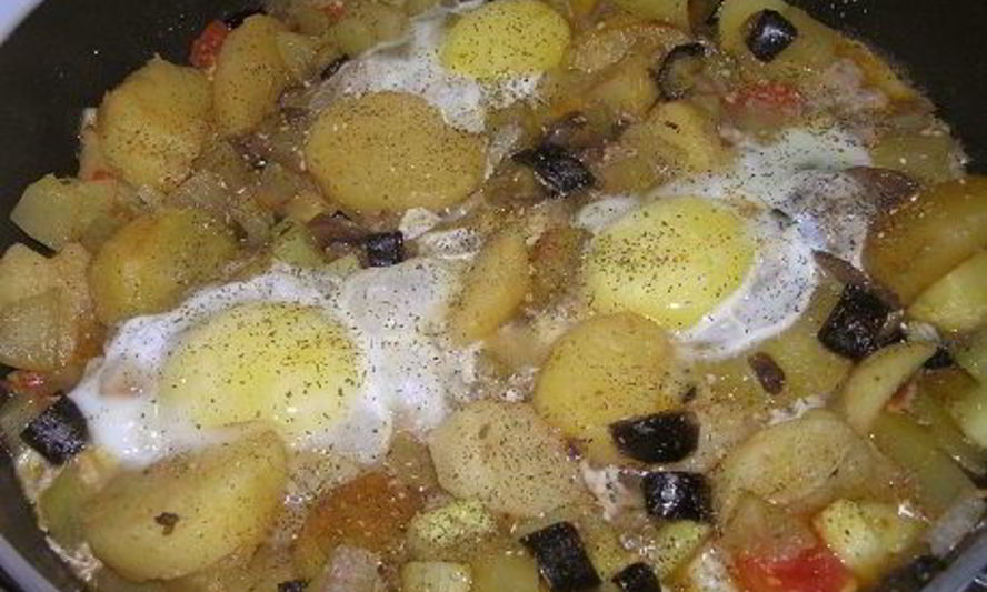 Рецепт картофель с шампиньонами и яичницей-глазуньей