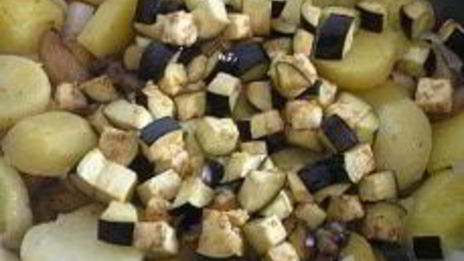 картофель с шампиньонами и яичницей-глазуньей