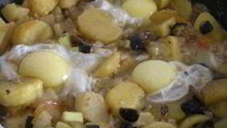 картофель с шампиньонами и яичницей-глазуньей