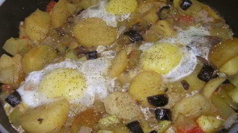 картофель с шампиньонами и яичницей-глазуньей