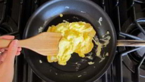 простая яичница болтунья