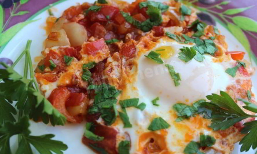 Рецепт шакшука яичница с помидорами и луком