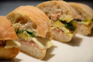 Сэндвич с тунцом и яичницей