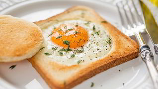 Сытная яичница на тостах