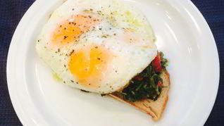 Утренняя яичница с черемшой