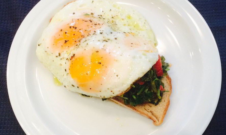 Рецепт утренняя яичница с черемшой