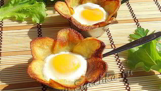 Вкусная яичница в картофельных лепестках