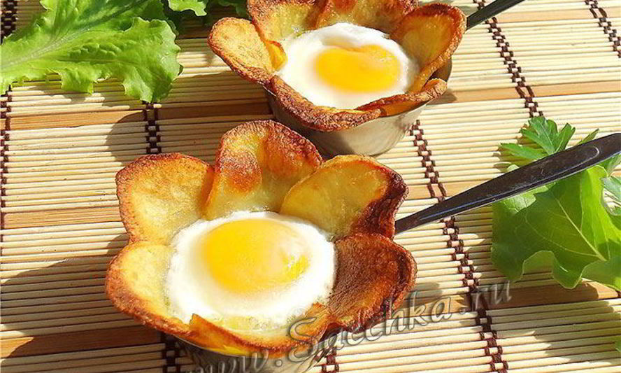 Рецепт вкусная яичница в картофельных лепестках