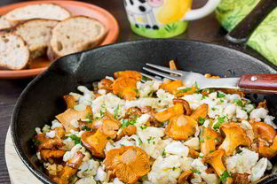 Яичница-болтунья с лисичками и луком