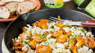 Яичница-болтунья с лисичками и луком