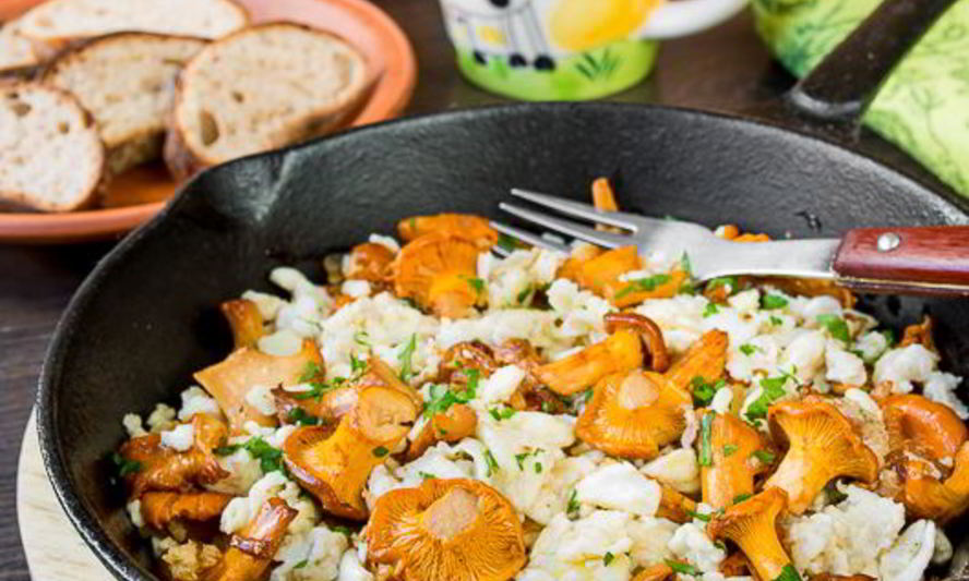 Рецепт яичница-болтунья с лисичками и луком